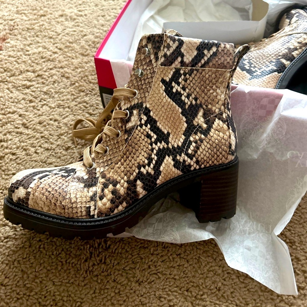 Vince Camuto 7.5 boots leather wide